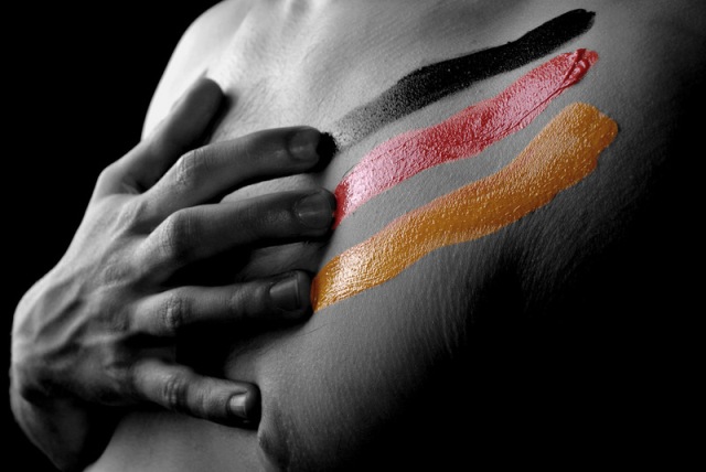 sexy girl mit deutschland fahne auf der brust - nackt - fan - GB Bilder