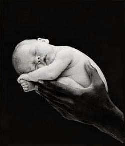 Babies GB Pics - Gstebuch Bilder - in_der_hand_schlafendes_baby.jpg