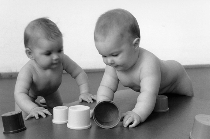 Babies GB Pics - Gstebuch Bilder - spielende_babys.jpg